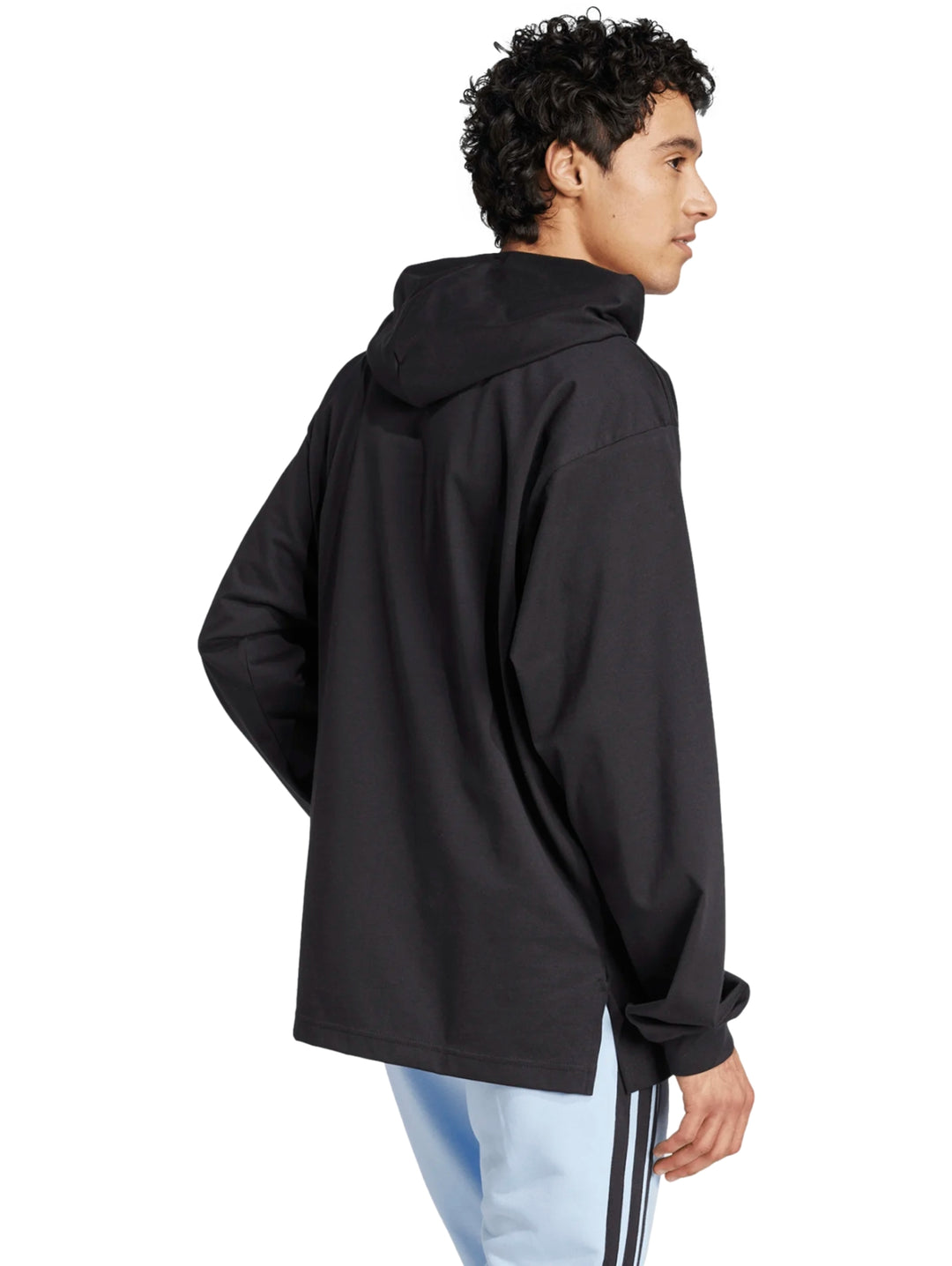 Hombre vistiendo sudadera negra con capucha y logo grande de Adidas en blanco.