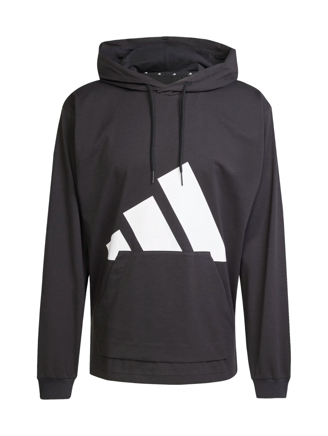 Hombre vistiendo sudadera negra con capucha y logo grande de Adidas en blanco.