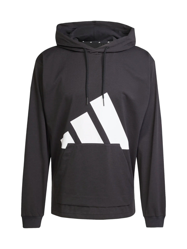 Hombre vistiendo sudadera negra con capucha y logo grande de Adidas en blanco.