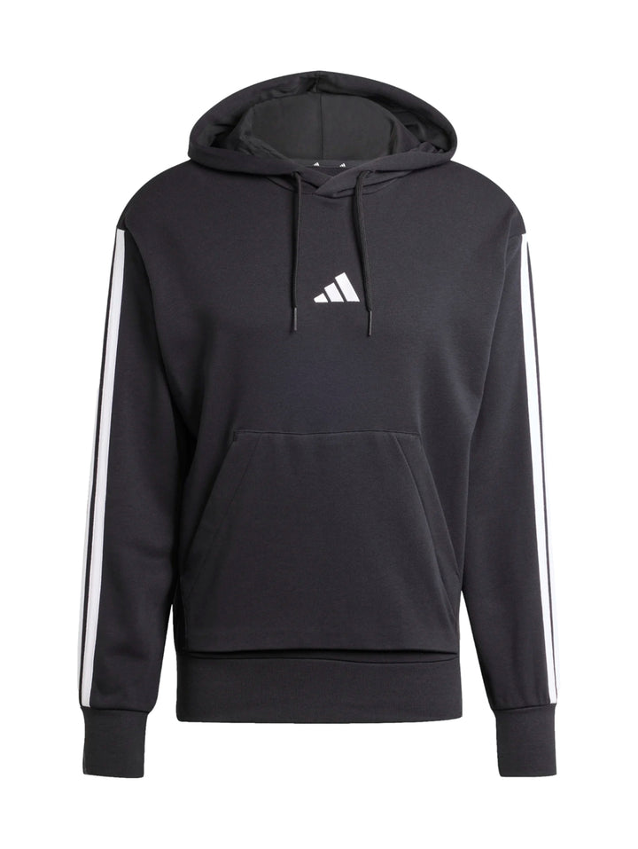Hombre vistiendo sudadera negra con capucha y rayas blancas en las mangas de la marca Adidas.