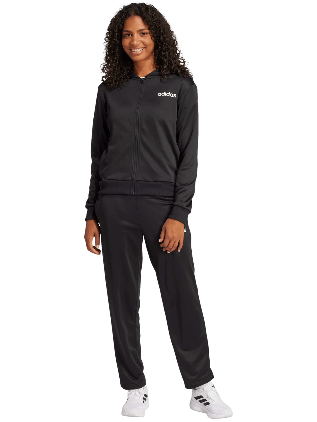 Conjunto deportivo Adidas color negro compuesto por chaqueta con capucha y pantalones para mujer.