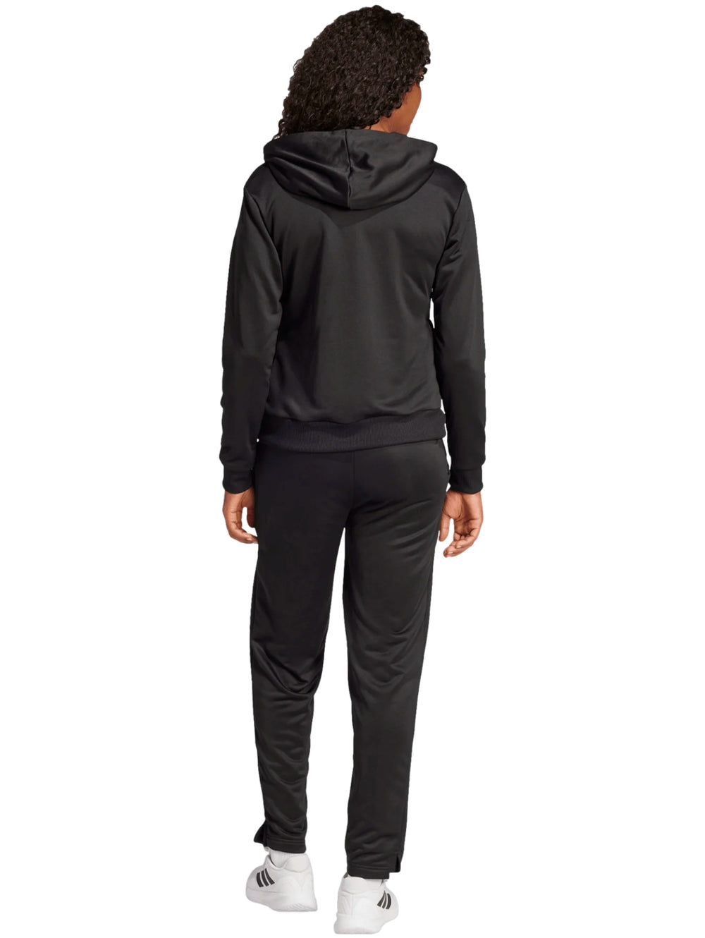 Conjunto deportivo Adidas color negro compuesto por chaqueta con capucha y pantalones para mujer.