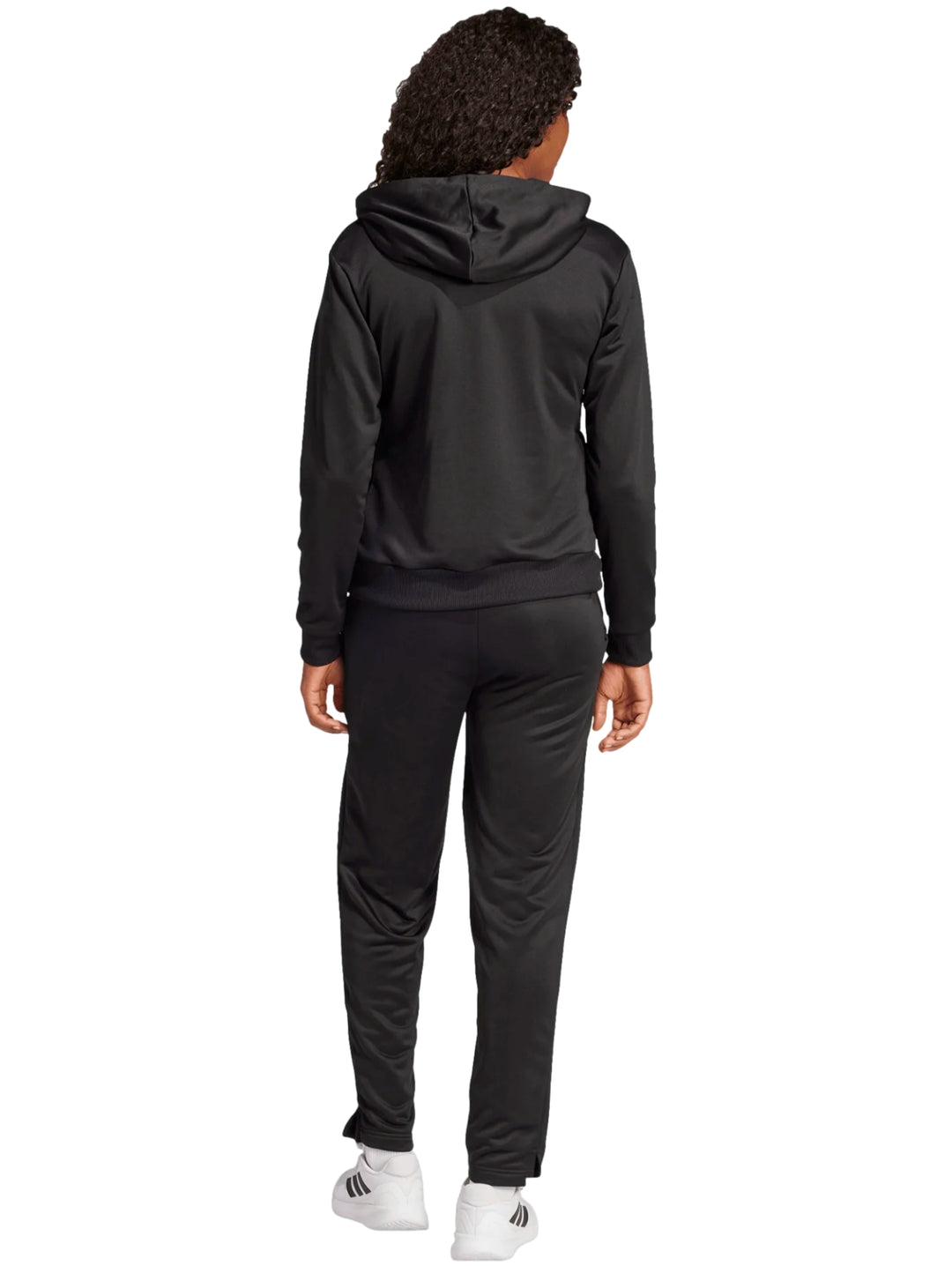 Conjunto deportivo Adidas color negro compuesto por chaqueta con capucha y pantalones para mujer.