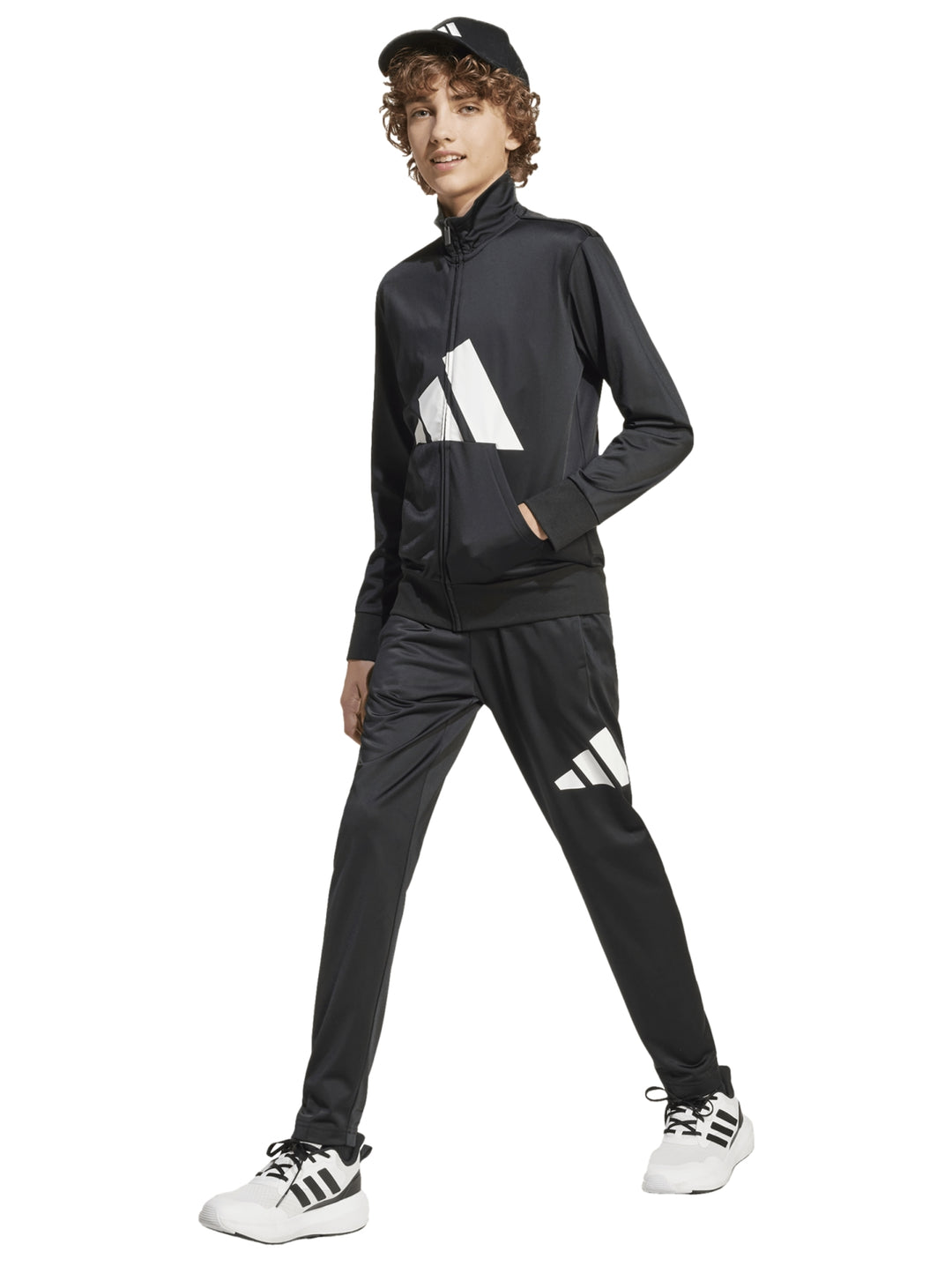 Conjunto deportivo Adidas para niños en color negro con detalles blancos, incluye chaqueta y pantalón.
