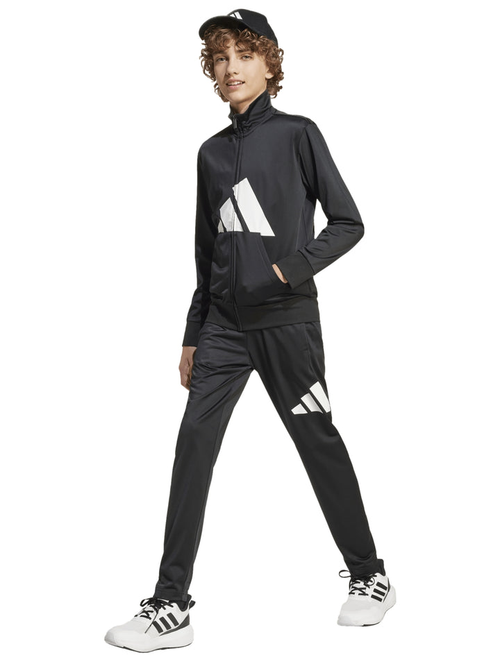 Conjunto deportivo Adidas para niños en color negro con detalles blancos, incluye chaqueta y pantalón.