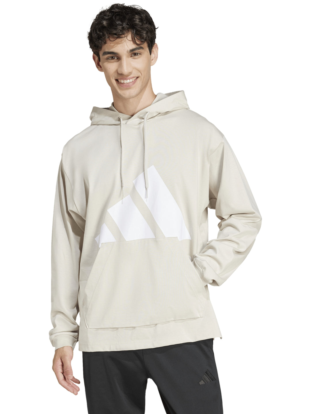 Sudadera Adidas color beige con capucha y detalle gráfico blanco en el pecho.