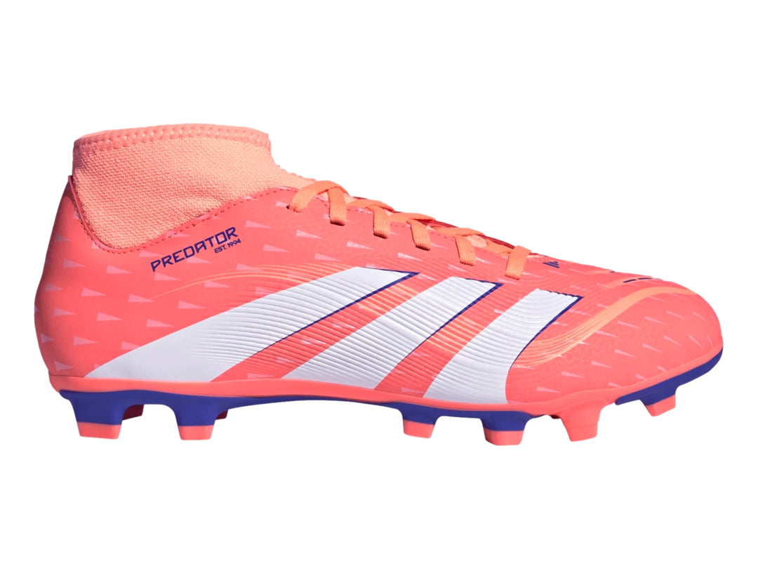 Zapato de fútbol Adidas Predator color coral con detalles blancos y suela púrpura, diseño tipo calcetín.