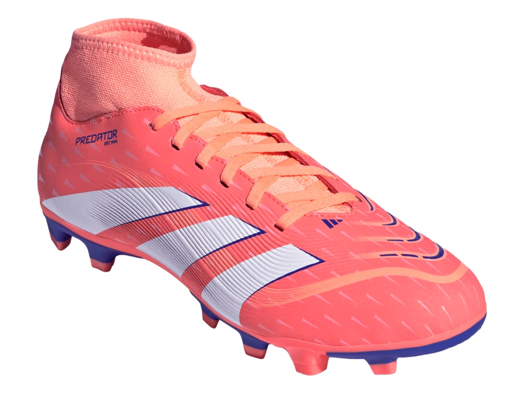 Zapato de fútbol Adidas Predator color coral con detalles blancos y suela púrpura, diseño tipo calcetín.