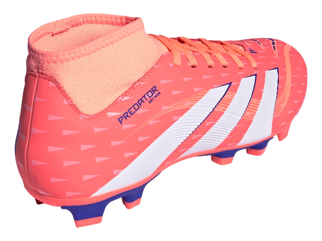 Zapato de fútbol Adidas Predator color coral con detalles blancos y suela púrpura, diseño tipo calcetín.
