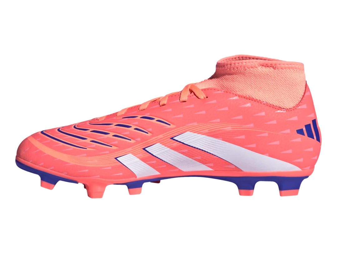 Zapato de fútbol Adidas Predator color coral con detalles blancos y suela púrpura, diseño tipo calcetín.
