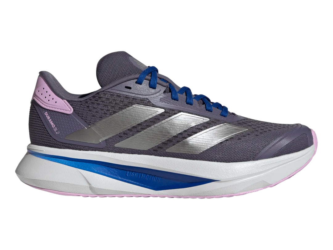 Tenis deportivos Adidas Duramo SL2 en color negro con detalles en azul y morado, suela blanca y franjas plateadas.