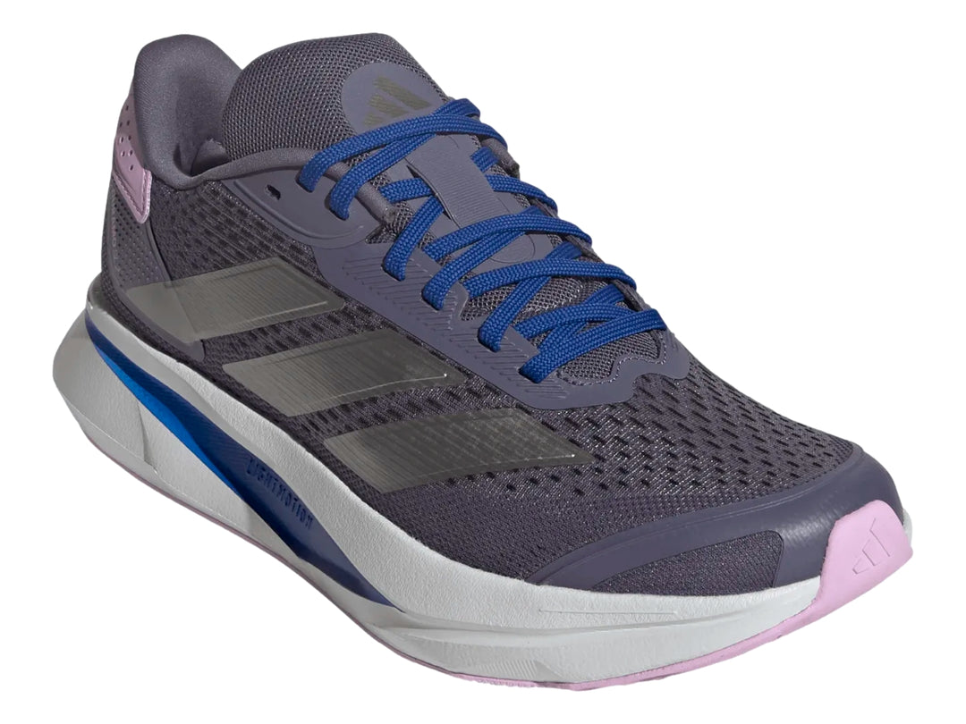 Tenis deportivos Adidas Duramo SL2 en color negro con detalles en azul y morado, suela blanca y franjas plateadas.