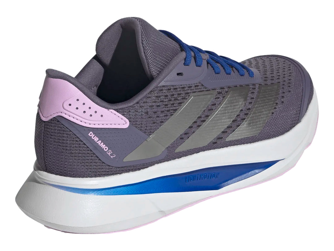 Tenis deportivos Adidas Duramo SL2 en color negro con detalles en azul y morado, suela blanca y franjas plateadas.