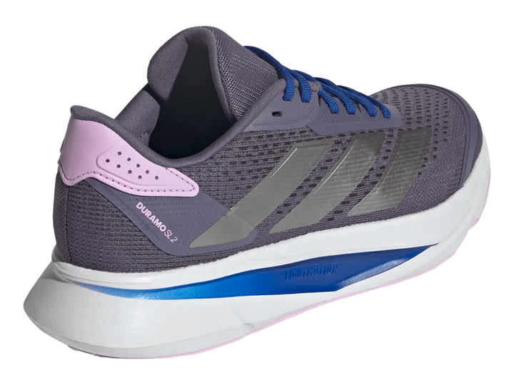 Tenis deportivos Adidas Duramo SL2 en color negro con detalles en azul y morado, suela blanca y franjas plateadas.