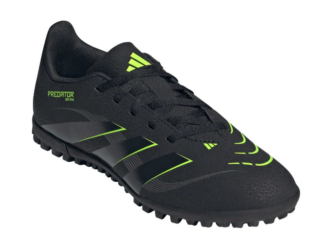 Zapato de fútbol Adidas Predator color negro con detalles en verde lima y suela para césped sintético.