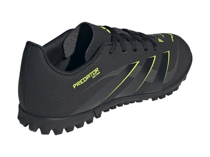 Zapato de fútbol Adidas Predator color negro con detalles en verde lima y suela para césped sintético.