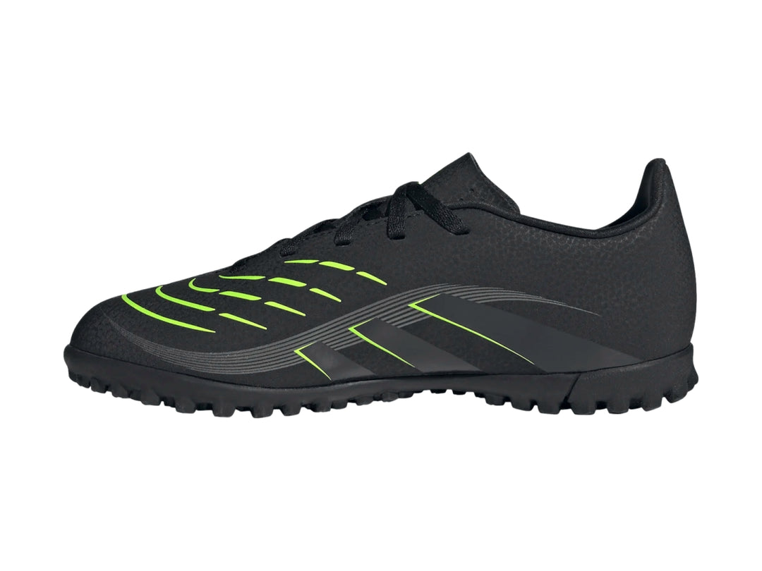 Zapato de fútbol Adidas Predator color negro con detalles en verde lima y suela para césped sintético.