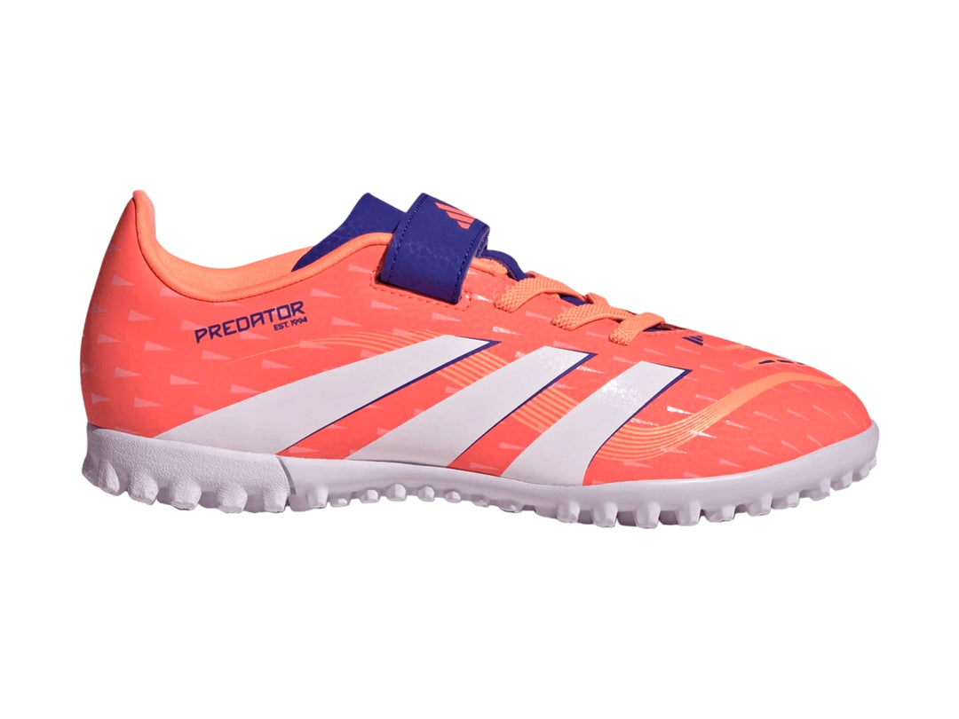 Tenis de fútbol Adidas Predator en color naranja, blanco y azul con suela para césped sintético.