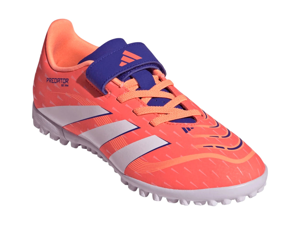 Tenis de fútbol Adidas Predator en color naranja, blanco y azul con suela para césped sintético.