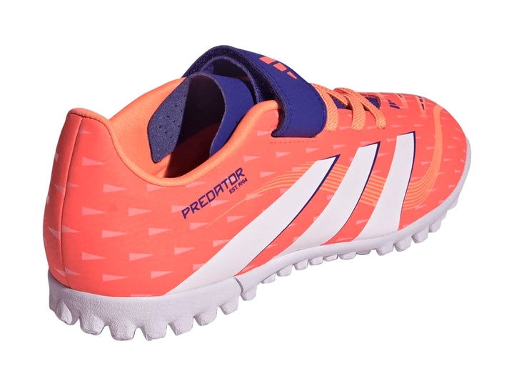 Tenis de fútbol Adidas Predator en color naranja, blanco y azul con suela para césped sintético.