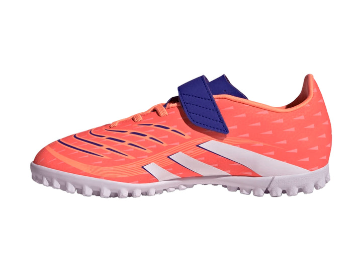 Tenis de fútbol Adidas Predator en color naranja, blanco y azul con suela para césped sintético.