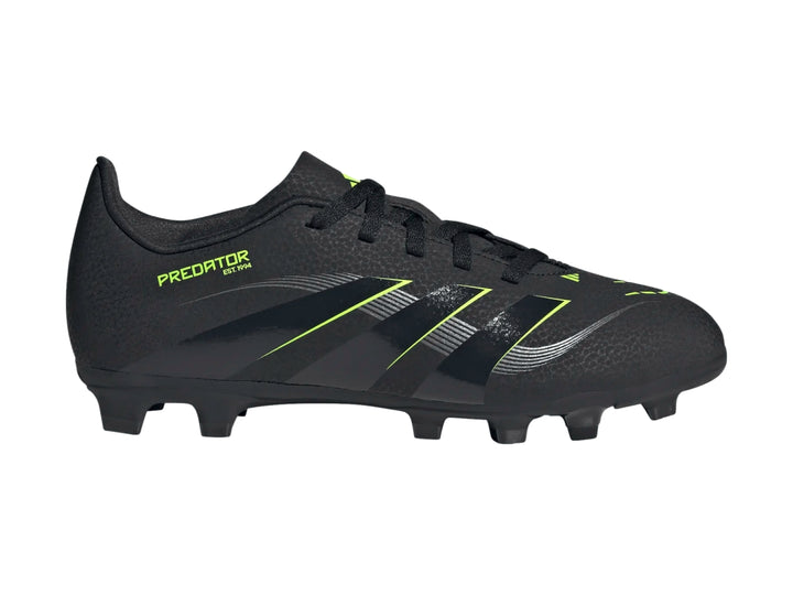 Zapato de fútbol Adidas Predator Club FG en color negro con detalles en verde neón y tacos para terreno firme.