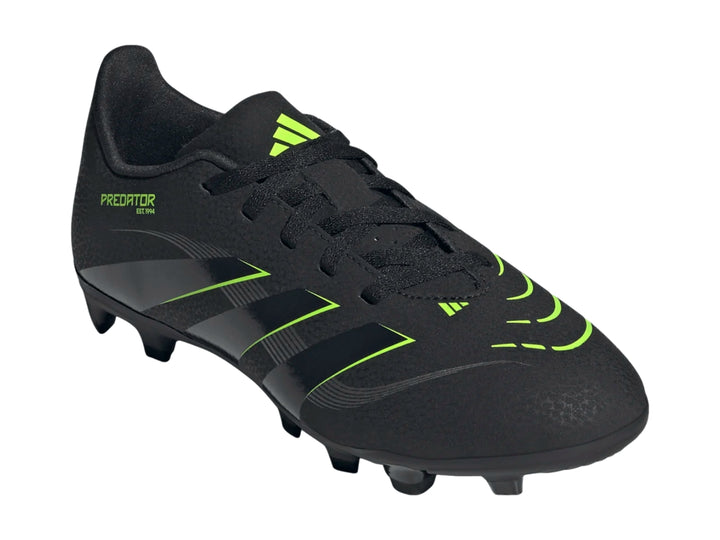 Zapato de fútbol Adidas Predator Club FG en color negro con detalles en verde neón y tacos para terreno firme.