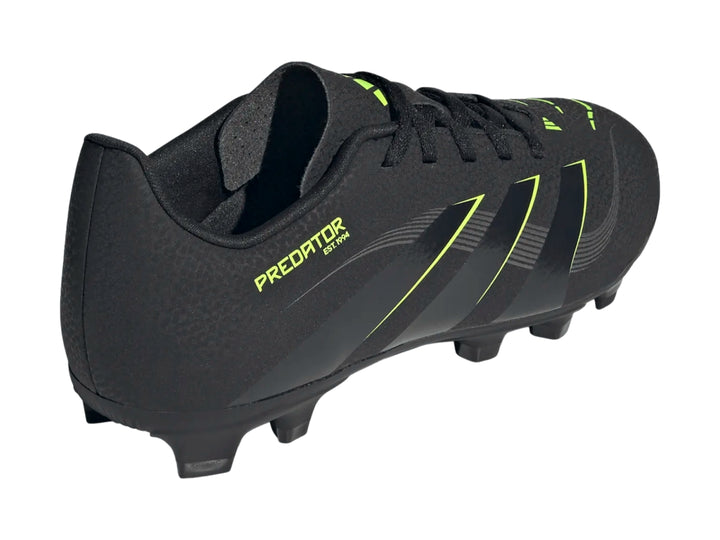Zapato de fútbol Adidas Predator Club FG en color negro con detalles en verde neón y tacos para terreno firme.