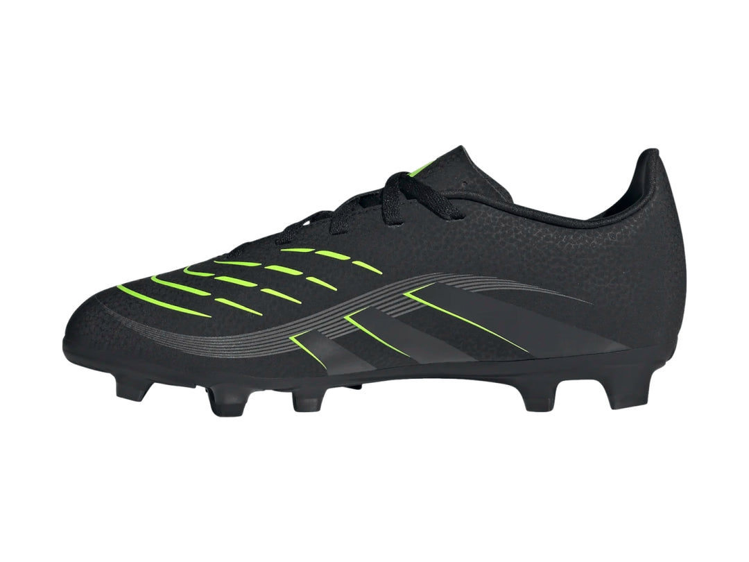 Zapato de fútbol Adidas Predator Club FG en color negro con detalles en verde neón y tacos para terreno firme.