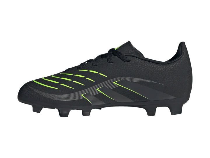Zapato de fútbol Adidas Predator Club FG en color negro con detalles en verde neón y tacos para terreno firme.