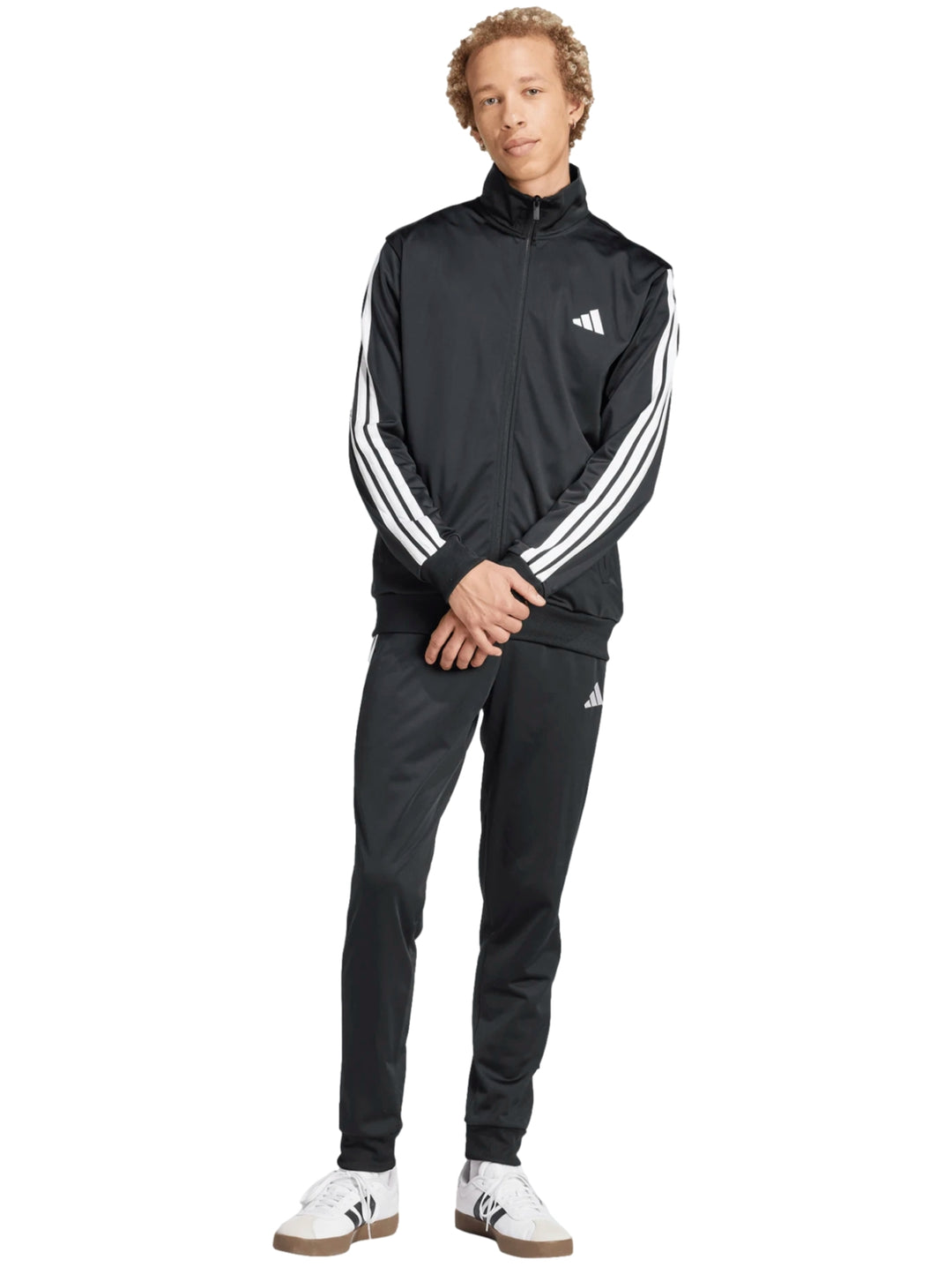Conjunto deportivo Adidas negro compuesto por chaqueta y pantalón con tres franjas blancas laterales.