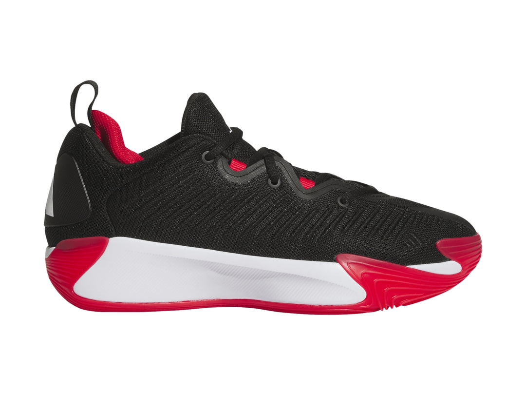 Tenis de baloncesto Adidas color negro con suela blanca y detalles en rojo.