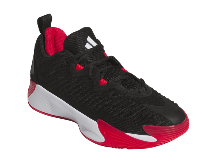 Tenis de baloncesto Adidas color negro con suela blanca y detalles en rojo.