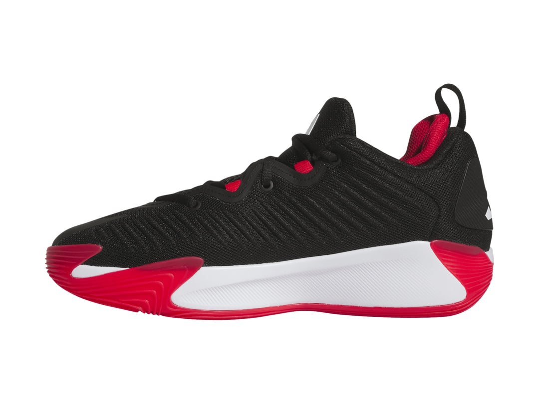 Tenis de baloncesto Adidas color negro con suela blanca y detalles en rojo.