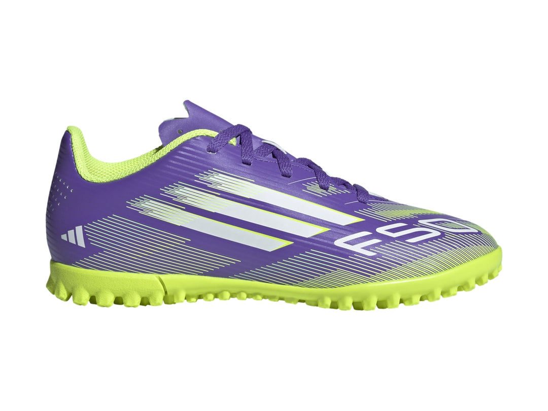 Zapato de fútbol Adidas F50 Club TF color morado con suela amarillo neón y franjas blancas.