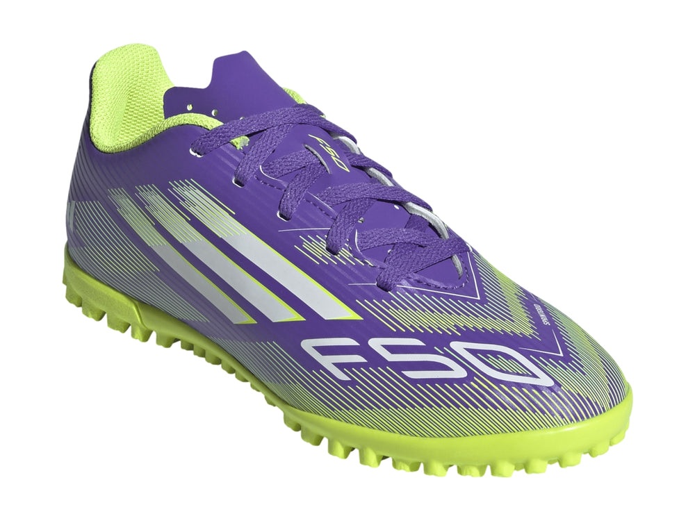 Zapato de fútbol Adidas F50 Club TF color morado con suela amarillo neón y franjas blancas.