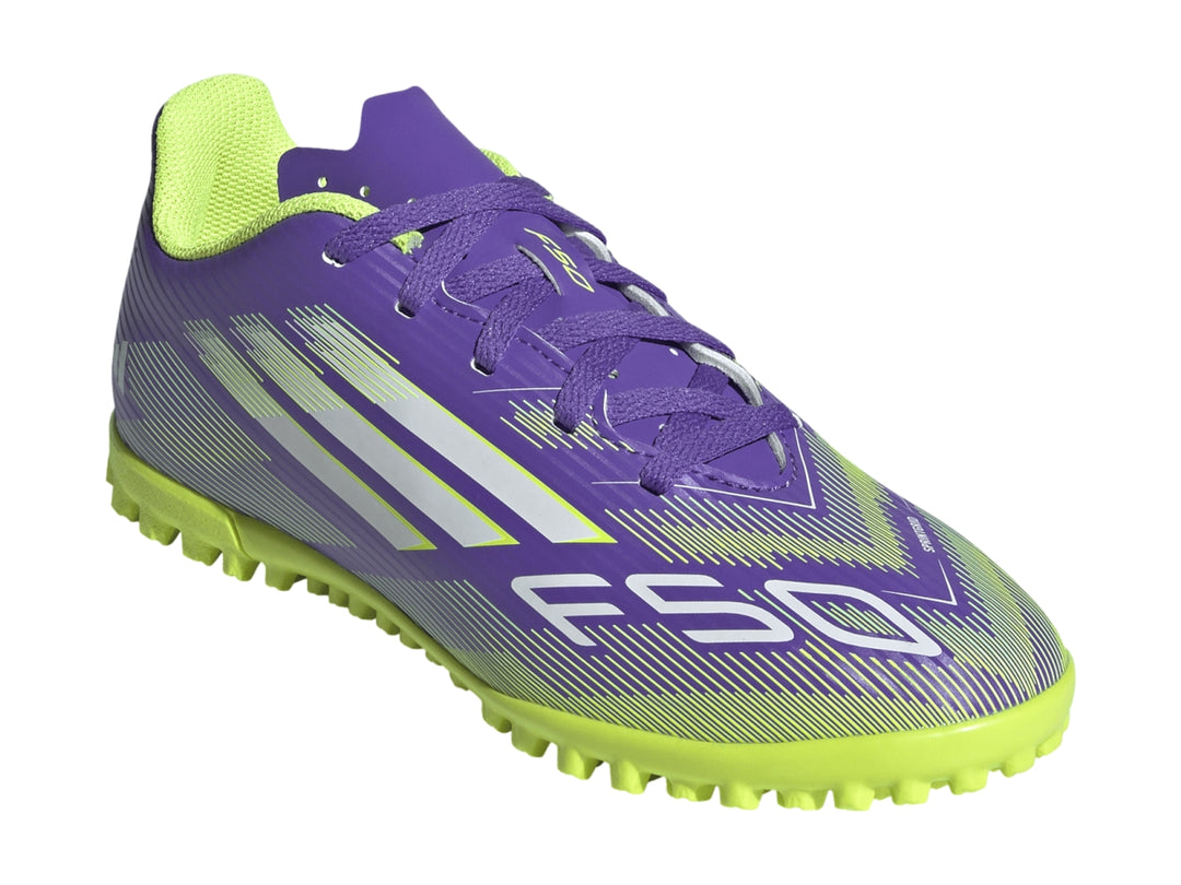 Zapato de fútbol Adidas F50 Club TF color morado con suela amarillo neón y franjas blancas.