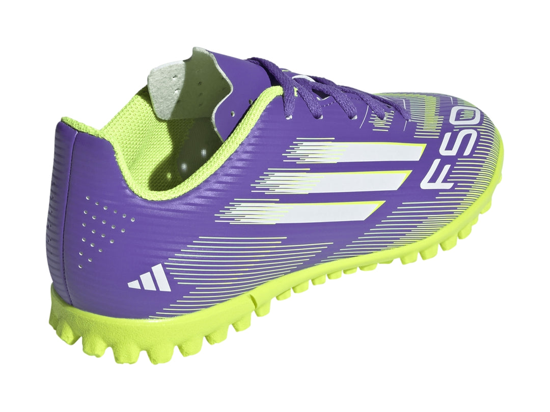 Zapato de fútbol Adidas F50 Club TF color morado con suela amarillo neón y franjas blancas.