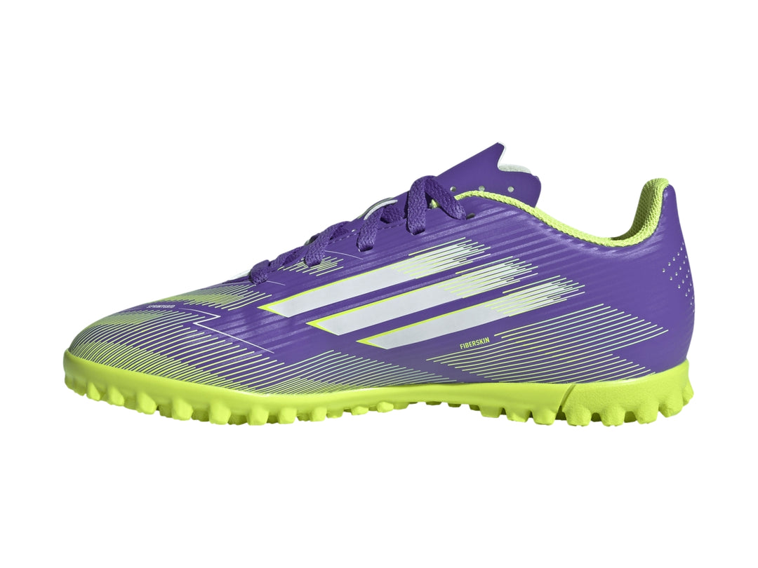 Zapato de fútbol Adidas F50 Club TF color morado con suela amarillo neón y franjas blancas.