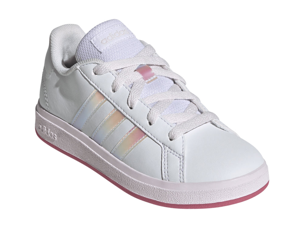 Tenis Adidas blancos con franjas iridiscentes y suela rosa.