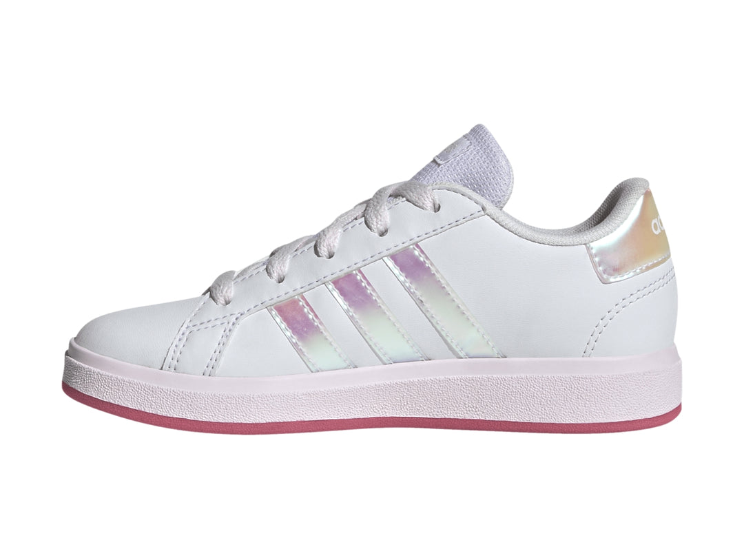 Tenis Adidas blancos con franjas iridiscentes y suela rosa.