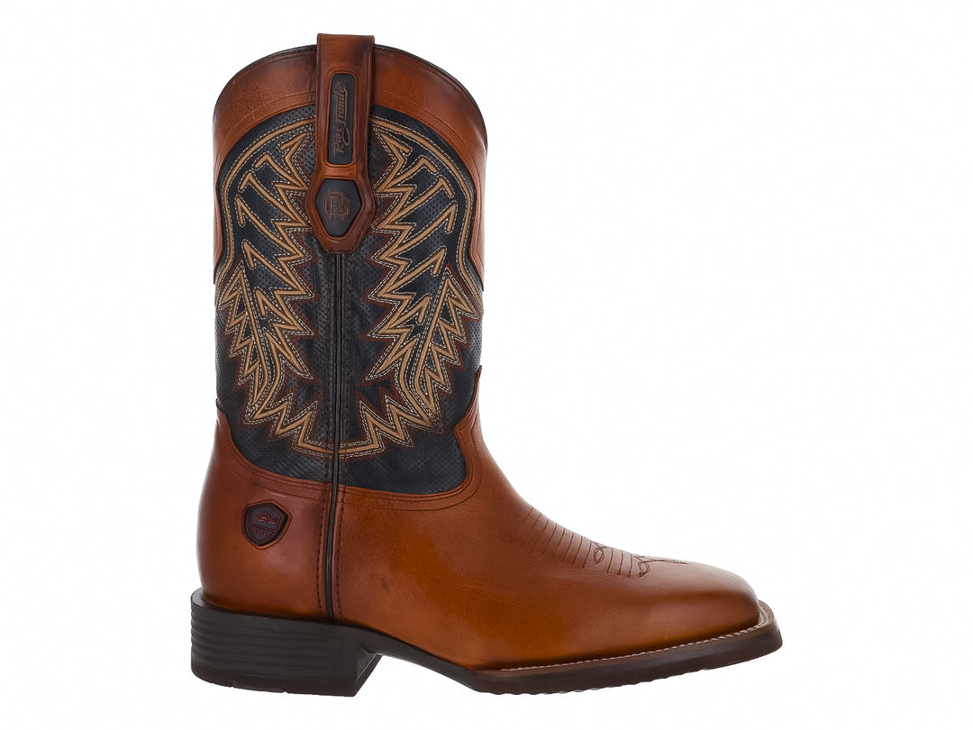 Bota vaquera para hombre en color café con detalles bordados en el tubo y suela negra.
