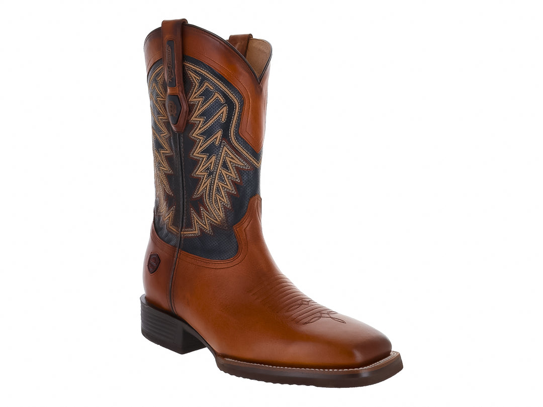 Bota vaquera para hombre en color café con detalles bordados en el tubo y suela negra.