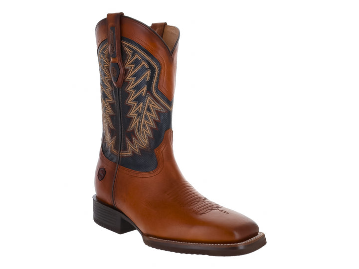 Bota vaquera para hombre en color café con detalles bordados en el tubo y suela negra.