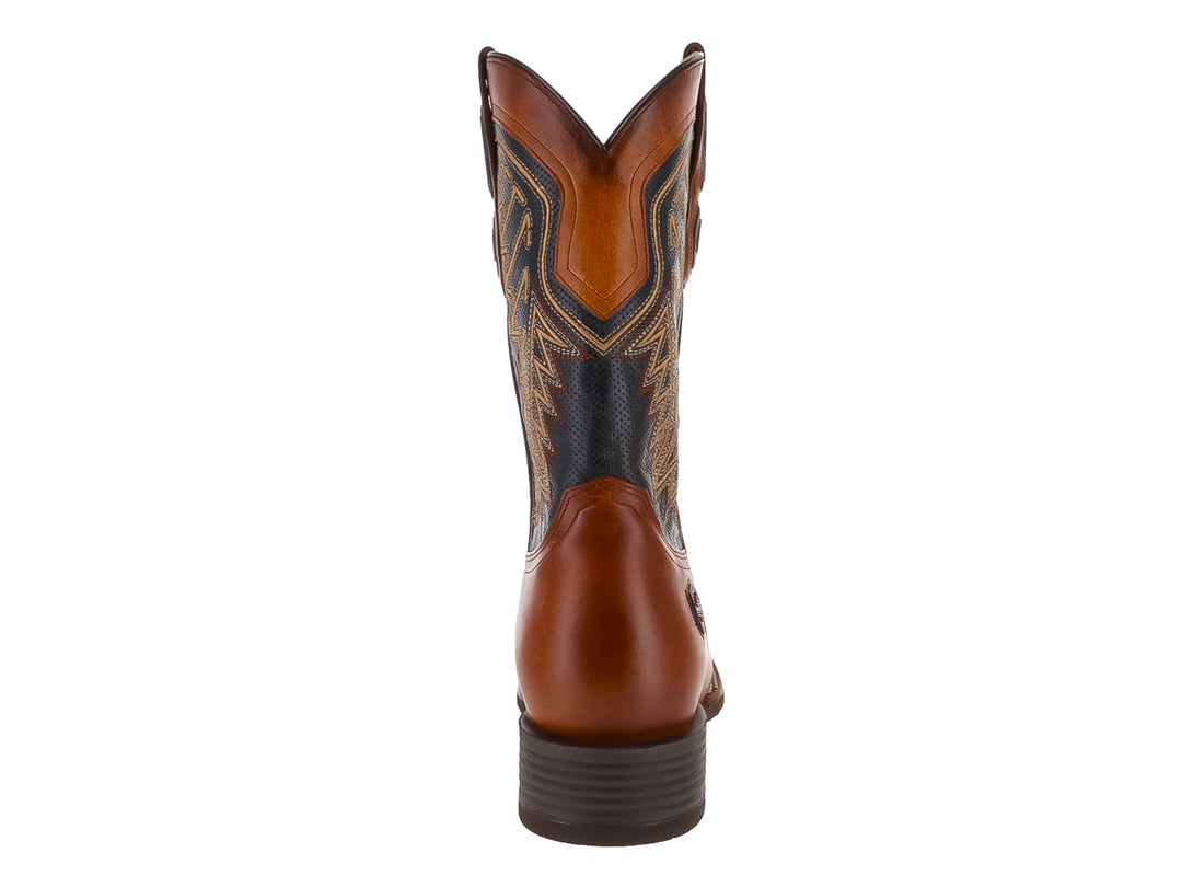 Bota vaquera para hombre en color café con detalles bordados en el tubo y suela negra.