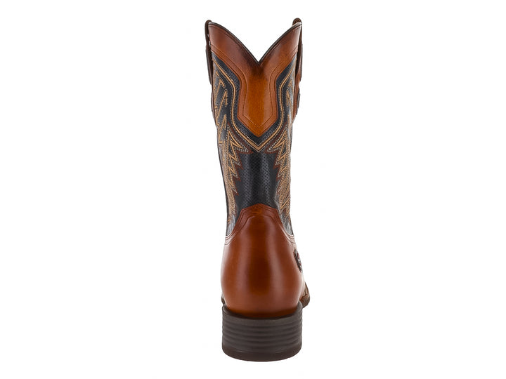 Bota vaquera para hombre en color café con detalles bordados en el tubo y suela negra.