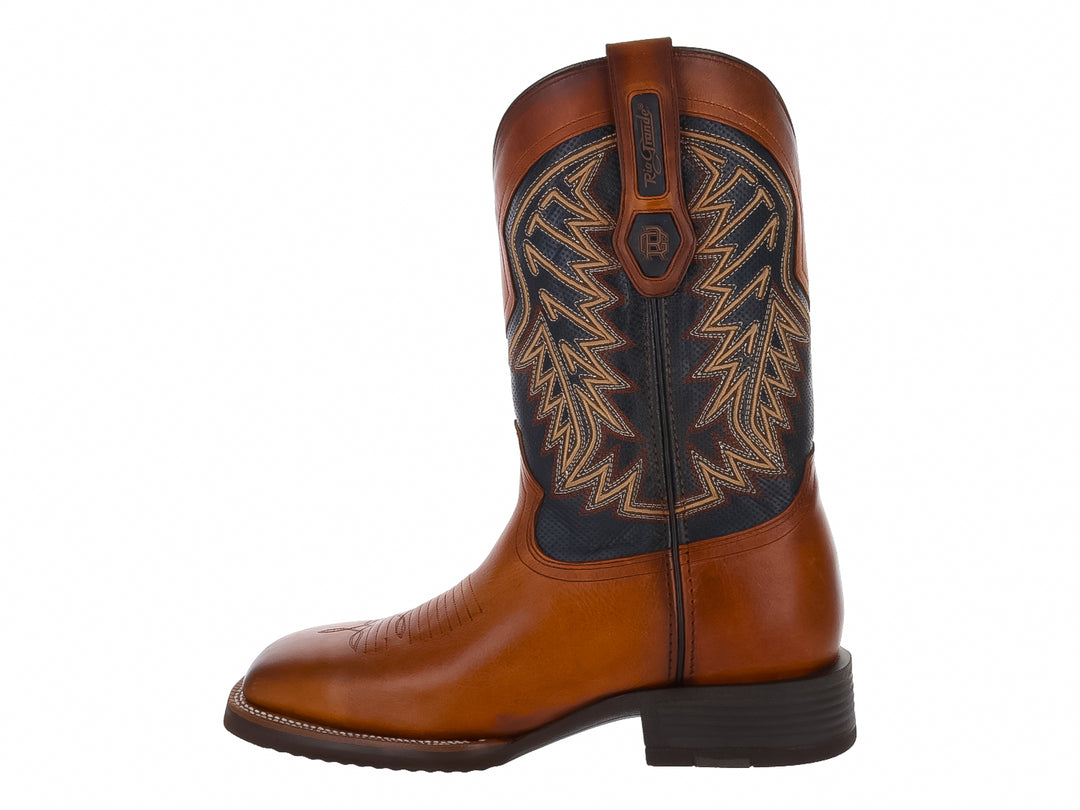 Bota vaquera para hombre en color café con detalles bordados en el tubo y suela negra.