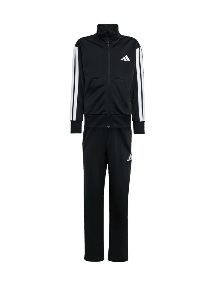 Niño vistiendo un conjunto deportivo Adidas de color negro con franjas blancas en las mangas y pantalones a juego.