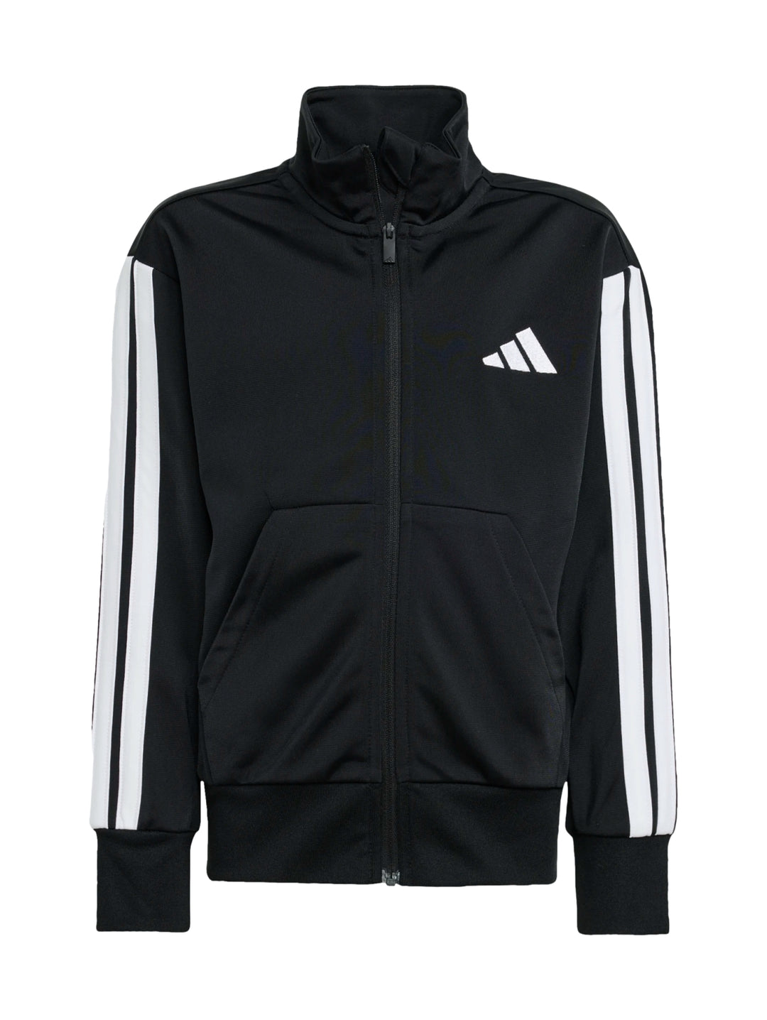 Niño vistiendo un conjunto deportivo Adidas de color negro con franjas blancas en las mangas y pantalones a juego.