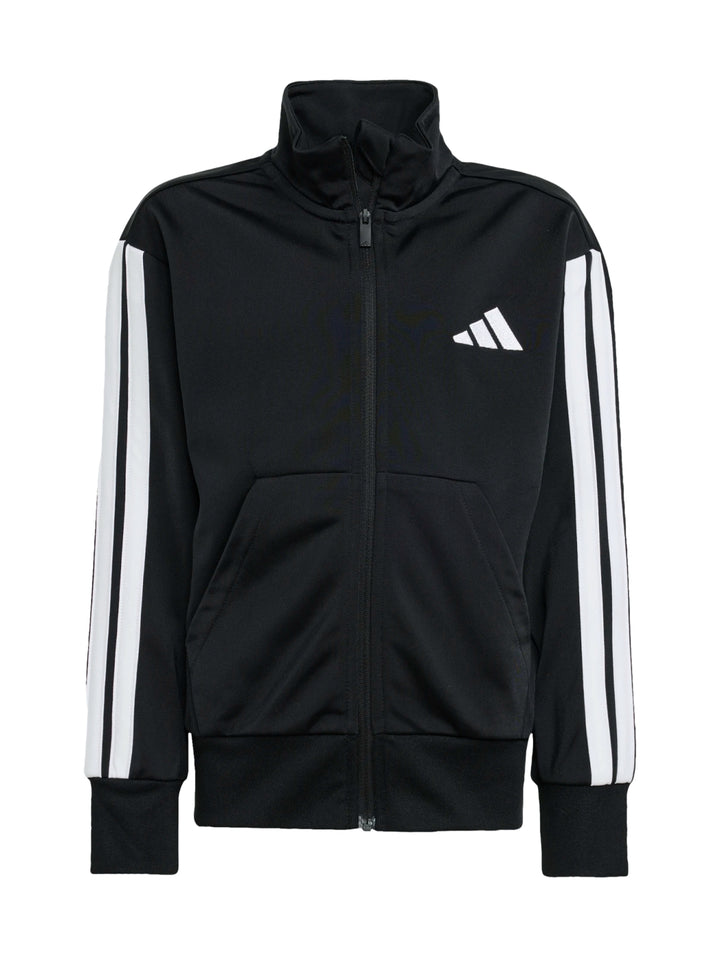 Niño vistiendo un conjunto deportivo Adidas de color negro con franjas blancas en las mangas y pantalones a juego.